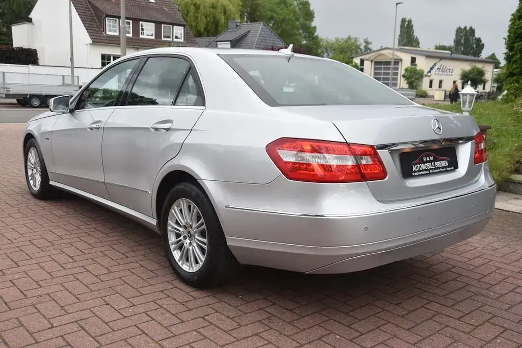 Gebraucht Mercedes E220 170 PS (125 kW) 2011 Silber Limousine