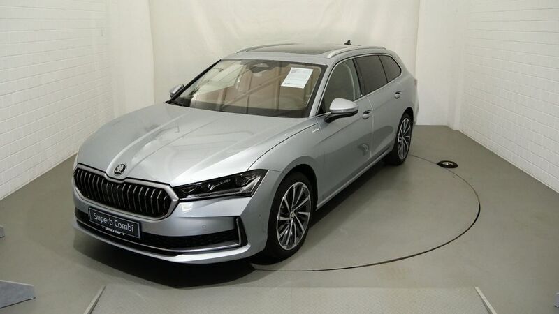 Silber Gebraucht 2024 Skoda Superb LAURIN & KLEMENT Kombi | 49.890 € (Teuer) - Bild 1/4