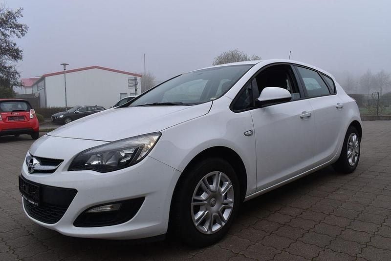Gebraucht Opel Astra Selection 116 PS (85 kW) 2015 Weiß Limousine
