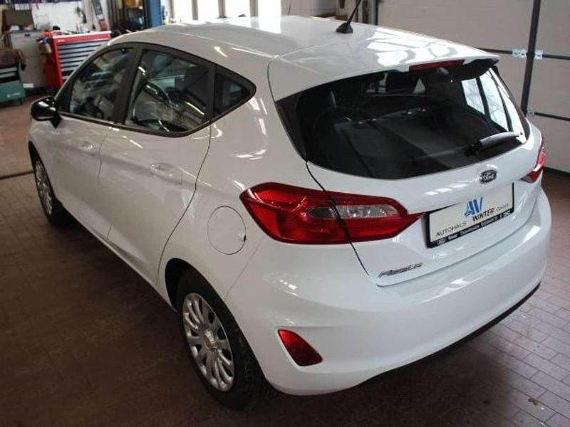 Gebraucht Ford Fiesta Trend 86 PS (63 kW) 2018 Frostweiß Limousine