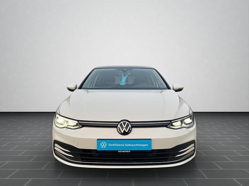 Gebraucht VW Golf VIII 150 PS (110 kW) 2022 Oryxweiß perlmutteffekt (metallic) Limousine