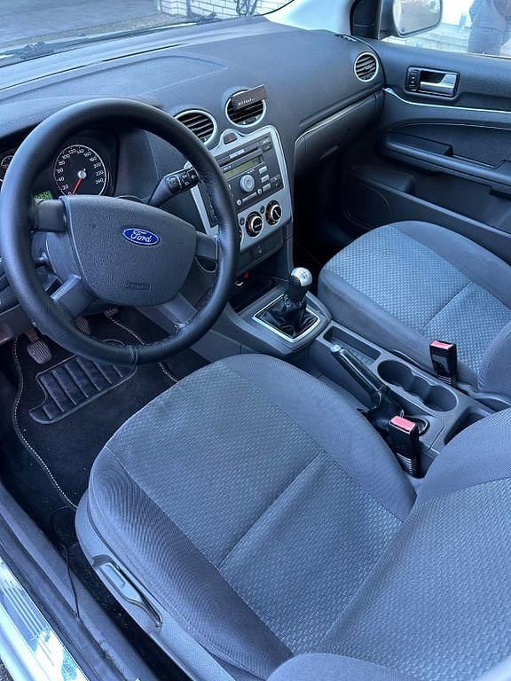 Gebraucht Ford Focus Ambiente 101 PS (74 kW) 2005 Silber Limousine