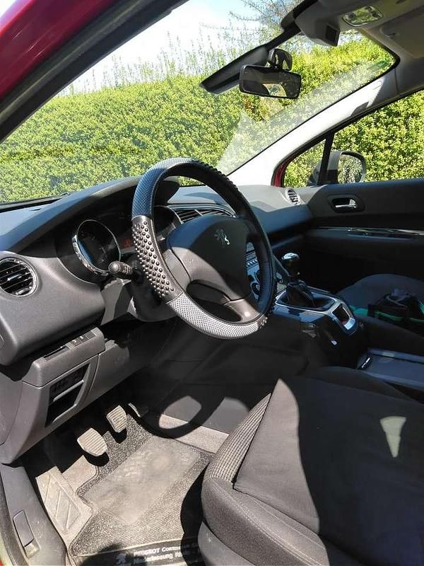 Rot Gebraucht 2012 Peugeot 5008 Active Van / Kleinbus | 6.800 € (Fairer Preis) - Bild 1/4