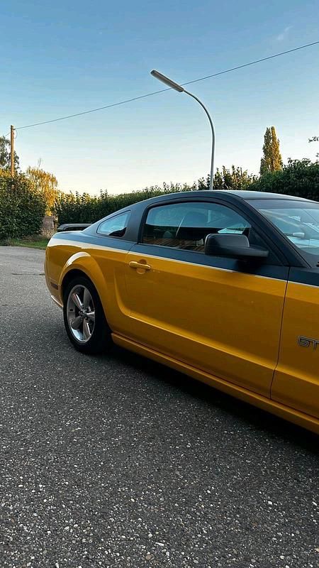 Gebraucht Ford Mustang GT 305 PS (224 kW) 2005 Gelb Coupé
