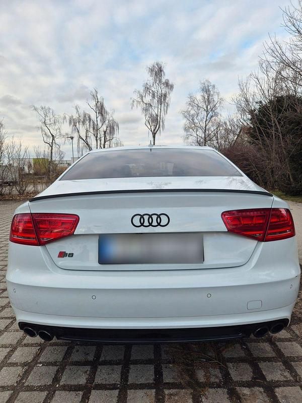 Gebraucht Audi S8 Ambiente 519 PS (381 kW) 2012 Weiß Limousine