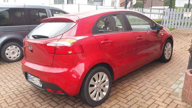 Gebraucht Kia Rio Edition 7 86 PS (63 kW) 2011 Rot metallic Limousine