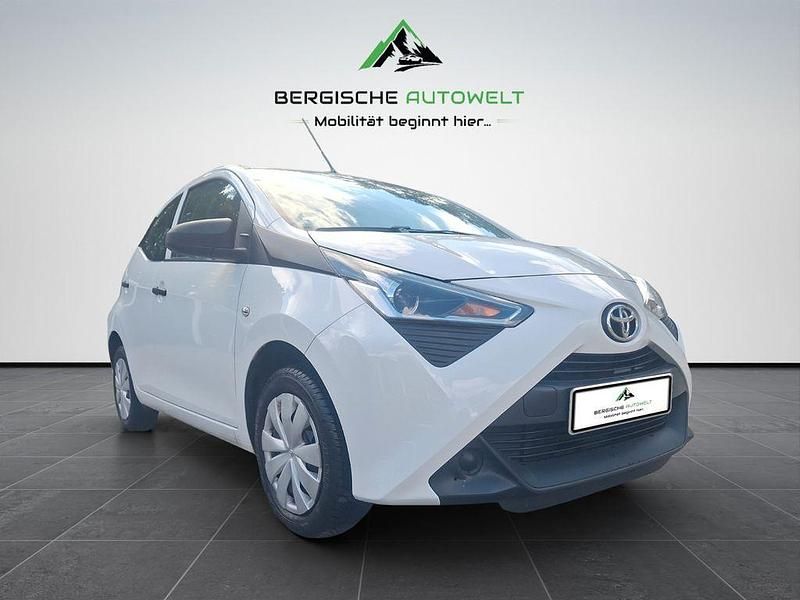 Super white 2 Gebraucht 2021 Toyota Aygo Business Edition Kleinwagen | 9.980 € (Fairer Preis) - Bild 1/4