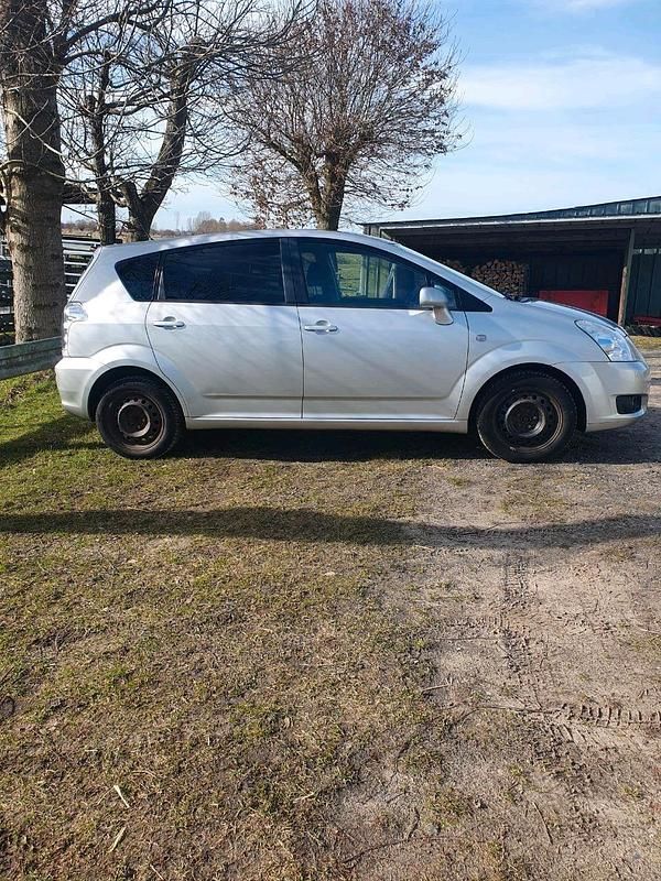 Gebraucht Toyota Corolla Verso Team 129 PS (94 kW) 2009 Silber Van / Kleinbus
