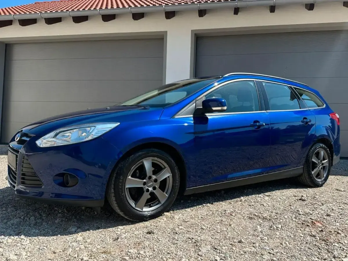 Gebraucht Ford Focus SYNC Edition 125 PS (91 kW) 2014 Blau Kombi