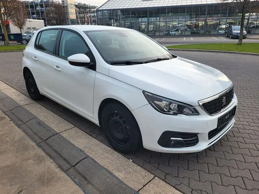 Gebraucht Peugeot 308 Active 131 PS (96 kW) 2021 Weiß Limousine