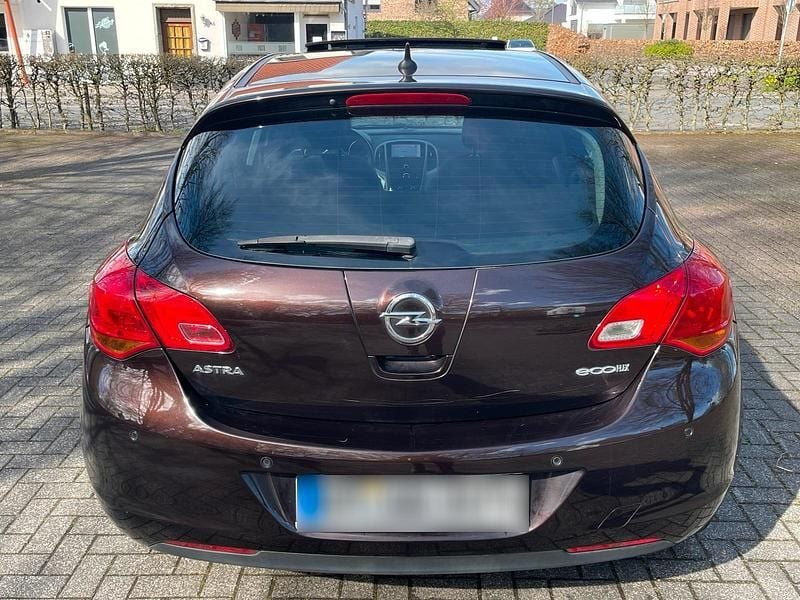 Second-hand Opel Astra 110 CP (80 kW) 2012 Maro Berlinǎ