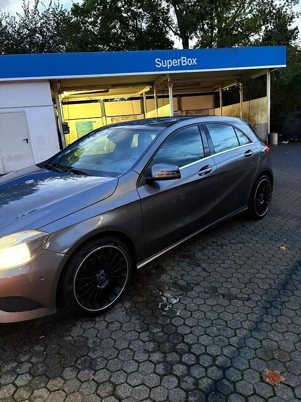 Gebraucht Mercedes A180 122 PS (89 kW) 2013 Grau Limousine