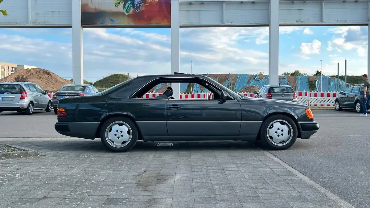 Second-hand Mercedes E300 180 CP (132 kW) 1992 Negru Coupe