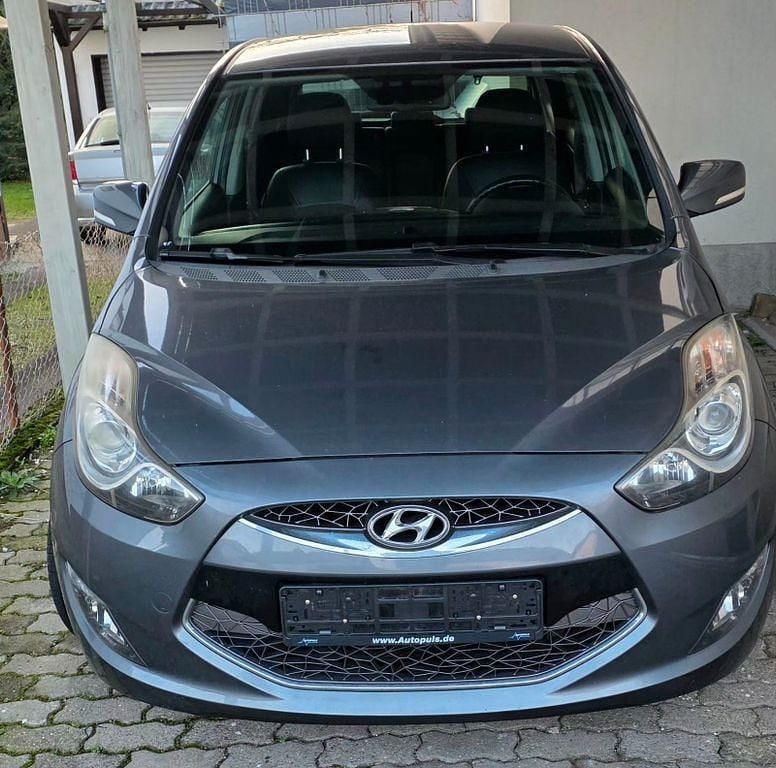 Grau Gebraucht 2011 Hyundai ix20 Style Kleinwagen | 6.399 € (Fairer Preis) - Bild 1/4