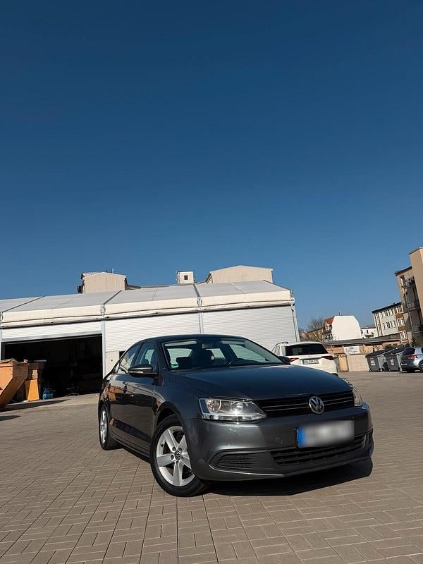 Second-hand VW Jetta 105 CP (77 kW) 2011 Gri Berlinǎ