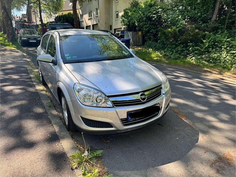 Grau Gebraucht 2009 Opel Astra Edition Kleinwagen | 3.900 € (Fairer Preis) - Bild 1/4