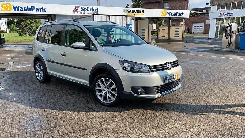 Second-hand VW Touran 177 CP (130 kW) 2015 Argintiu Monovolum