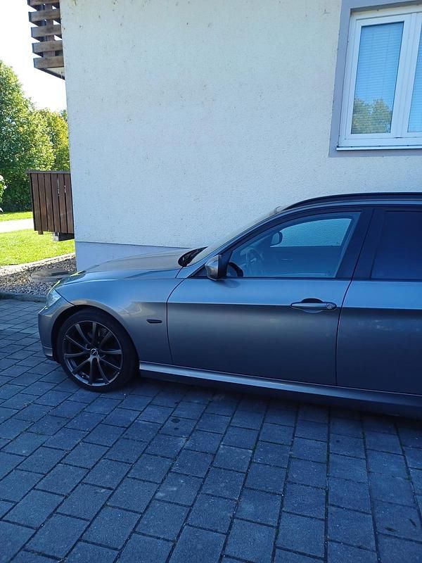 Gebraucht BMW 318 145 PS (106 kW) 2012 Grau Kombi