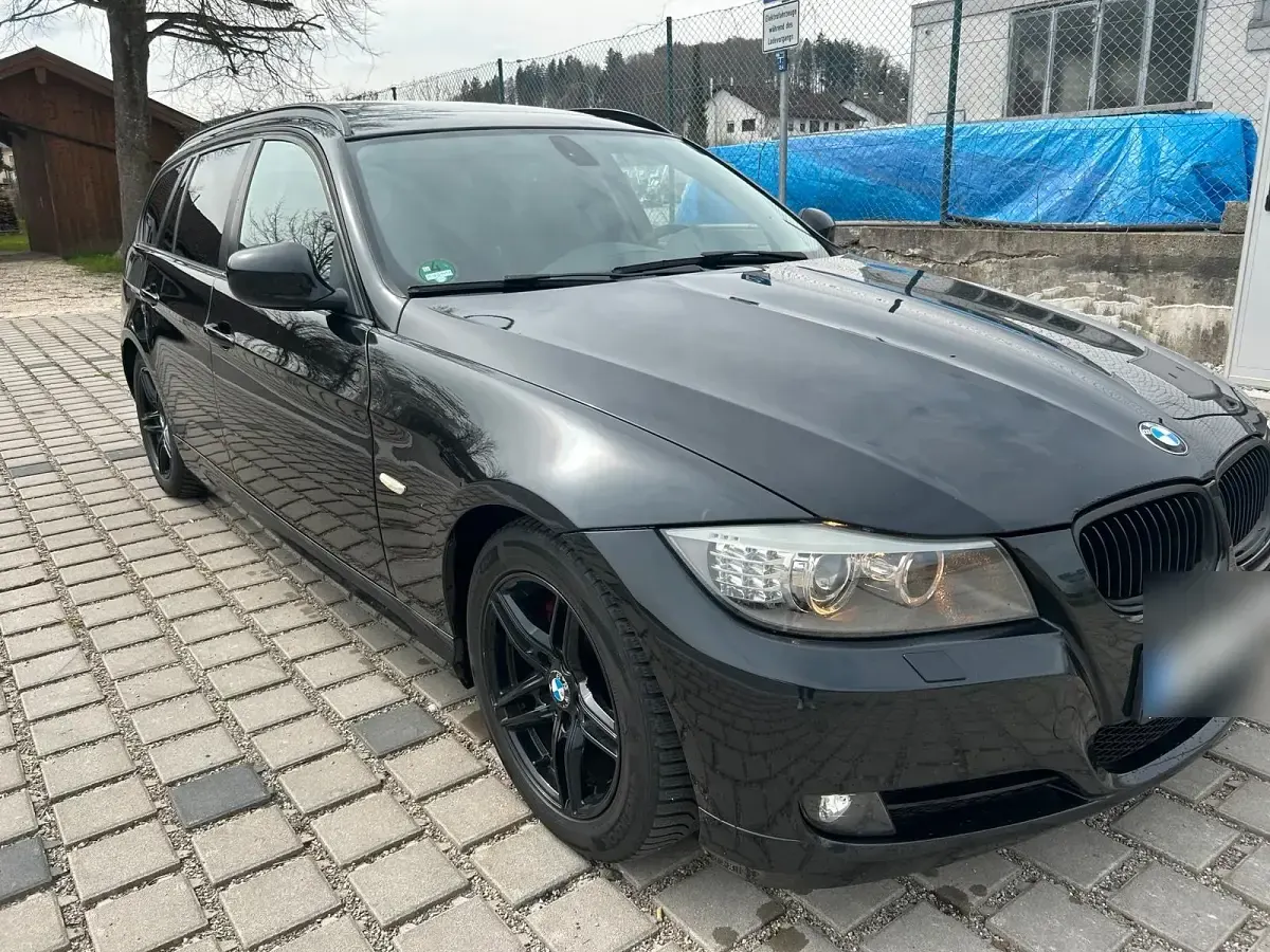 Gebraucht BMW 320 180 PS (132 kW) 2012 Schwarz Kombi
