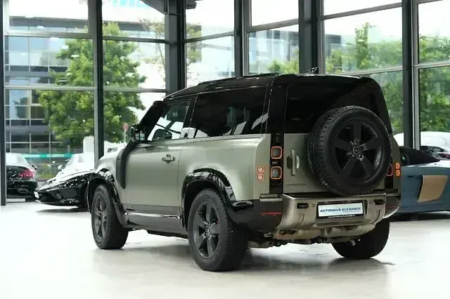 Gebraucht Land Rover Defender 301 PS (221 kW) 2021 Pangea green SUV