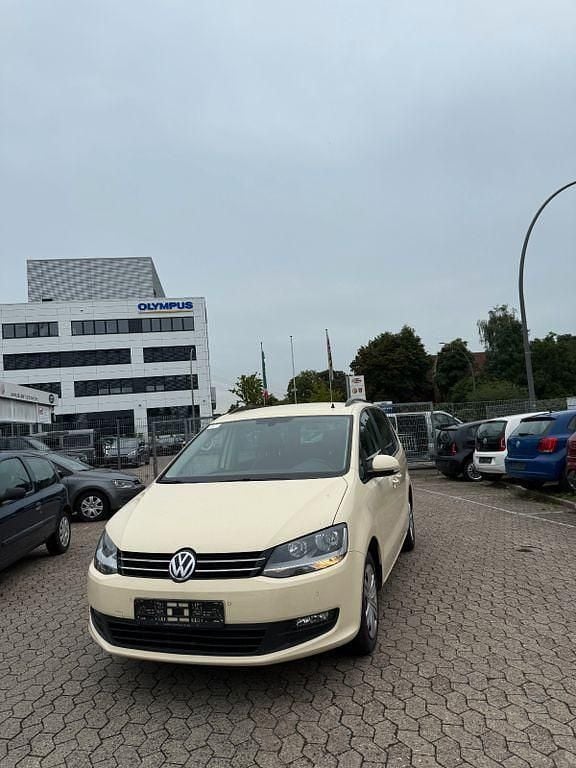 Gelb Gebraucht 2016 VW Sharan Trendline Van / Kleinbus | 5.700 € - Bild 1/4