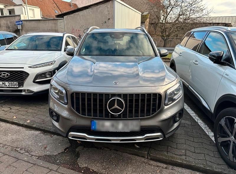 Grau Gebraucht 2020 Mercedes GLB200 SUV | 29.500 € - Bild 1/4