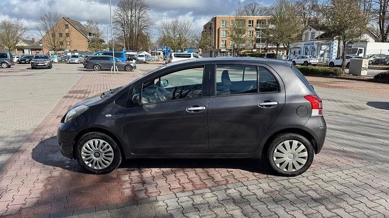 Gebraucht Toyota Yaris Cool 69 PS (50 kW) 2011 Grau Kleinwagen