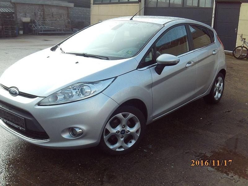 Silber Gebraucht 2011 Ford Fiesta Titanium Limousine | 2.290 € (Guter Preis) - Bild 1/4