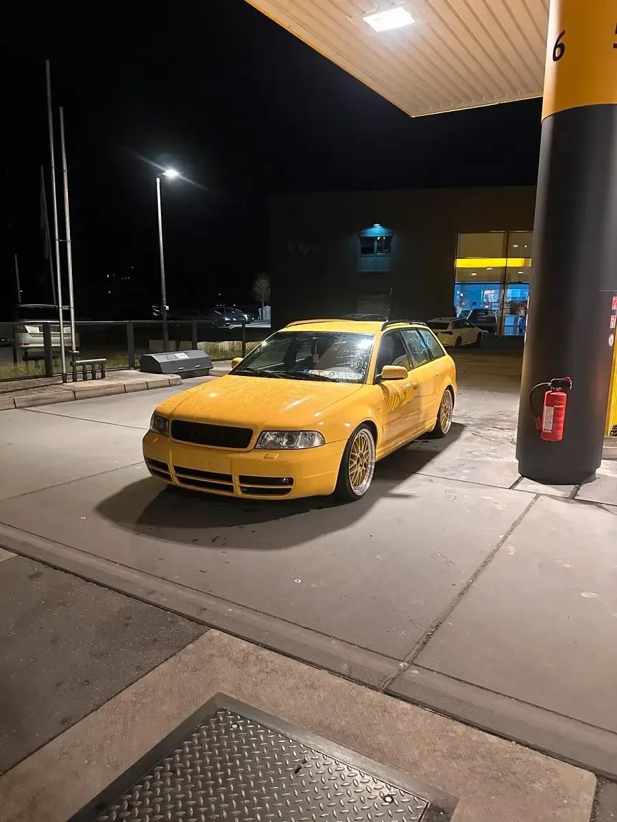 Używany Audi S4 330 KM (242 kW) 2000 Żółty Kombi
