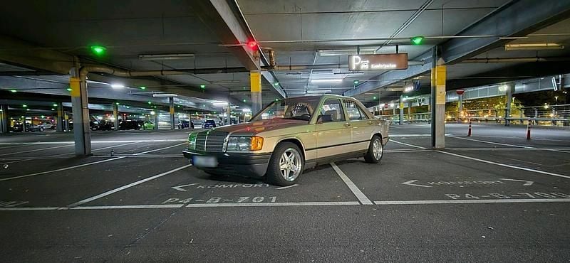 Gebraucht Mercedes 190 113 PS (83 kW) 1985 Silber Limousine
