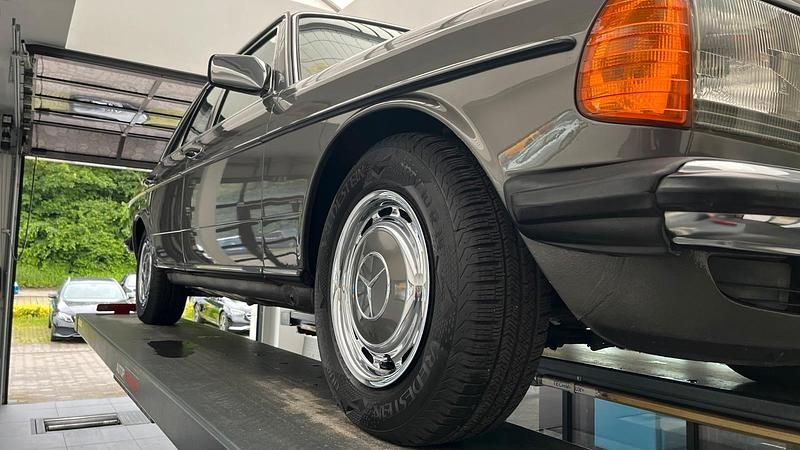 Gebraucht Mercedes E230 136 PS (100 kW) 1982 Grau Limousine