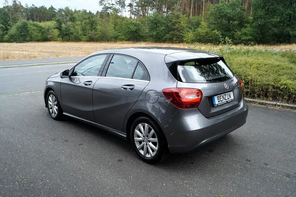Gebraucht Mercedes A180 Style 122 PS (89 kW) 2015 Grau Kleinwagen