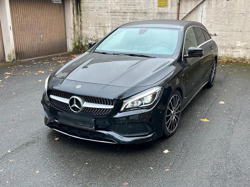 Schwarz Gebraucht 2018 Mercedes CLA200 Shooting Brake AMG line Kombi | 20.400 € (Fairer Preis) - Bild 1/4