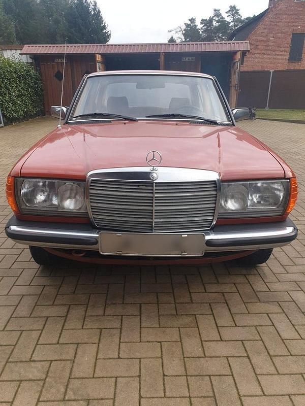 Gebraucht Mercedes 200 82 PS (60 kW) 1982 Rot Limousine
