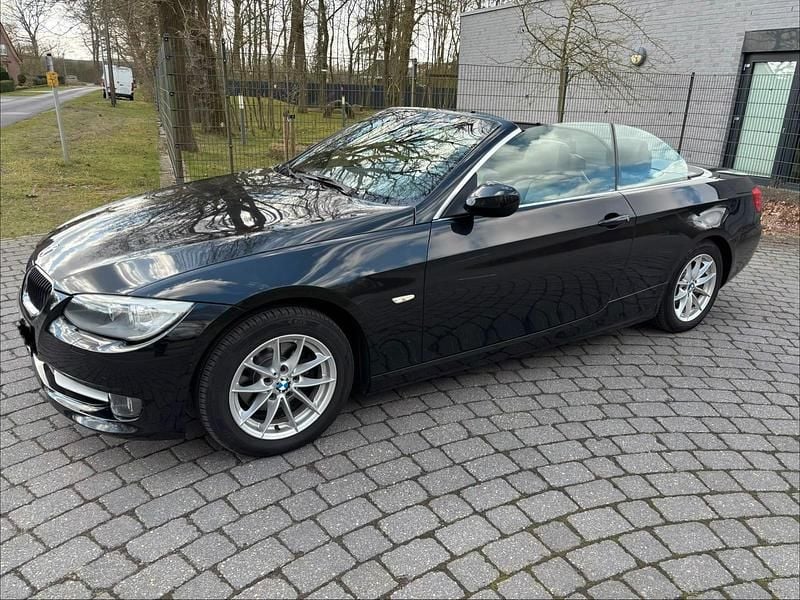 Gebraucht BMW 318 Cabriolet 143 PS (105 kW) 2011 Schwarz Cabrio