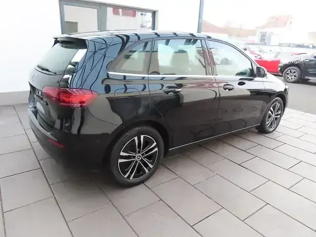 Używany Mercedes B250e 218 KM (160 kW) 2023 Andere Minivan