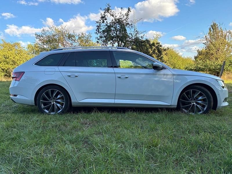Weiß Gebraucht 2017 Skoda Superb LAURIN & KLEMENT Kombi | 18.200 € (Guter Preis) - Bild 1/4