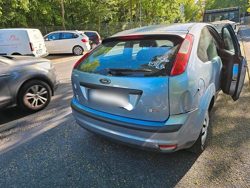 Second-hand Ford Focus 101 CP (74 kW) 2005 Albastru Berlinǎ