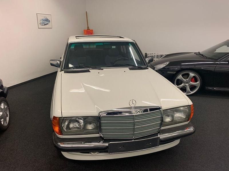 Gebraucht Mercedes 200 245 PS (180 kW) 1984 Weiß Limousine