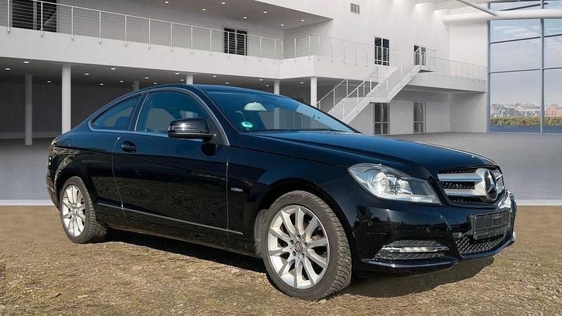 Gebraucht Mercedes C180 156 PS (114 kW) 2011 Obsidianschwarz Coupé