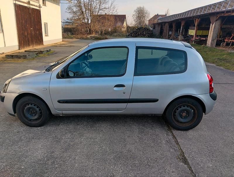 Silber Gebraucht 2005 Renault Clio II Kleinwagen | 800 € - Bild 1/4