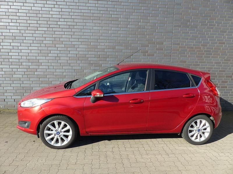 Gebraucht Ford Fiesta Titanium 101 PS (74 kW) 2015 Rot Limousine