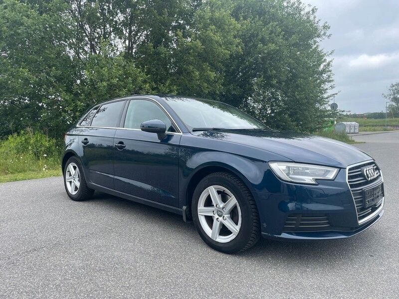 Blau Gebraucht 2018 Audi A3 Sportback Sport Limousine | 16.700 € (Guter Preis) - Bild 1/4