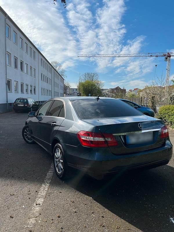 Gebraucht Mercedes E220 170 PS (125 kW) 2012 Grau Limousine
