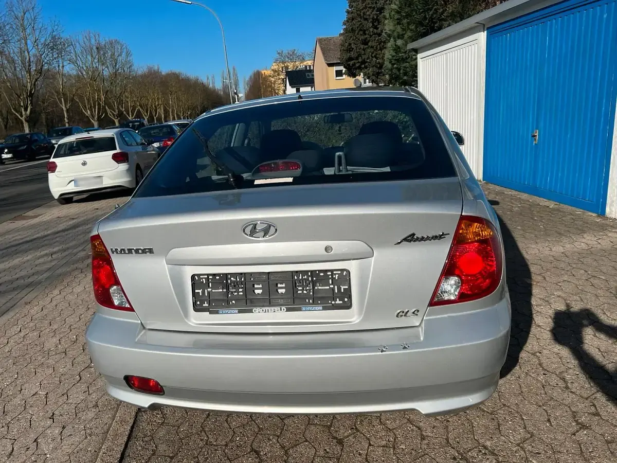 Second-hand Hyundai Accent 86 CP (63 kW) 2004 Argintiu Berlinǎ