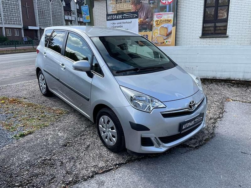 Grau Gebraucht 2013 Toyota Verso-S Life Van / Kleinbus | 8.950 € (Etwas zu teuer) - Bild 1/4