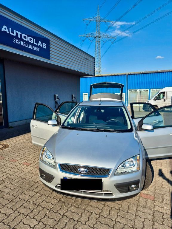 Gebraucht Ford Focus Ghia 101 PS (74 kW) 2006 Silber Limousine