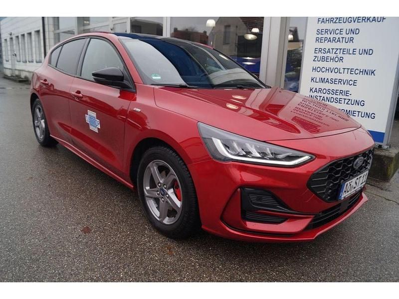 Gebraucht Ford Focus 155 PS (114 kW) 2024 Fantasticrot metallic (metallic) Limousine