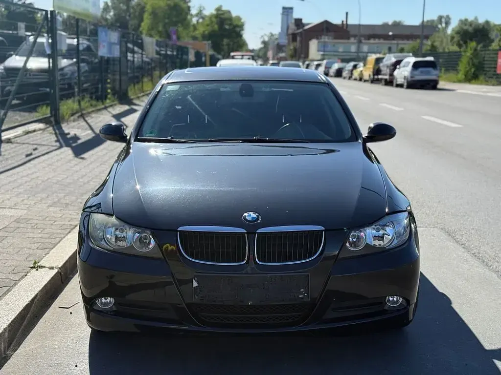Begagnad BMW 318 143 HK (105 kW) 2008 Svart Kombi
