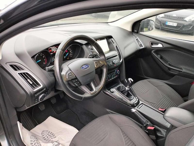 Gebraucht Ford Focus Business Edition 125 PS (91 kW) 2018 Grau Limousine
